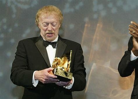 phil knight philanthropy.